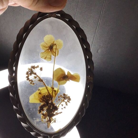 Pressed glass dried flowers in pewter frame - Picture 3 of 3